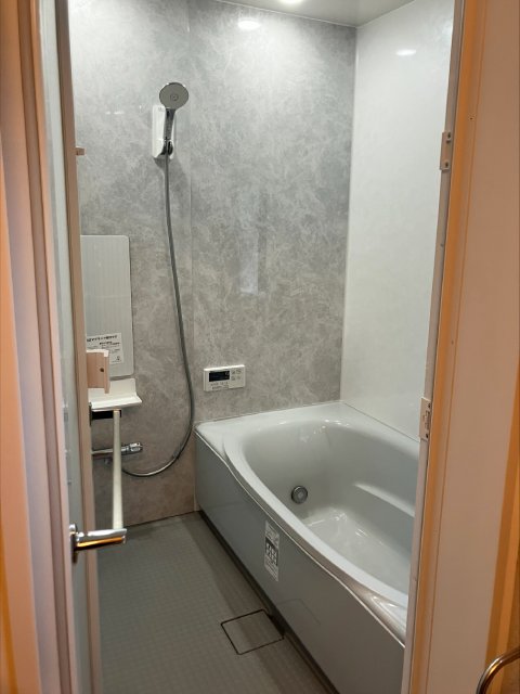 一目惚れの石目調パネルで心が落ち着くバスルームイメージ